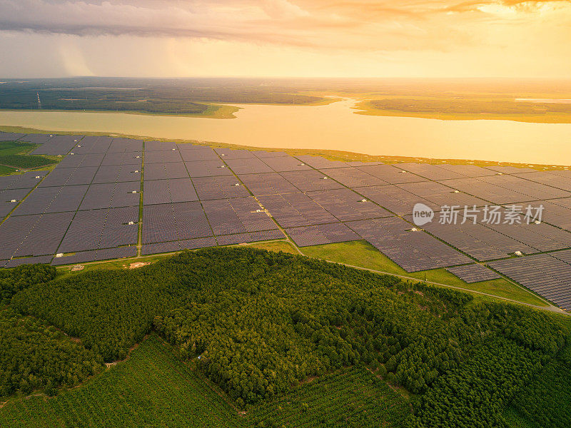 鸟瞰大型可持续发电厂，多排太阳能光伏板，在多云的农村，越南Tay Ninh